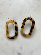 Load image into Gallery viewer, tortoise oval earrings
